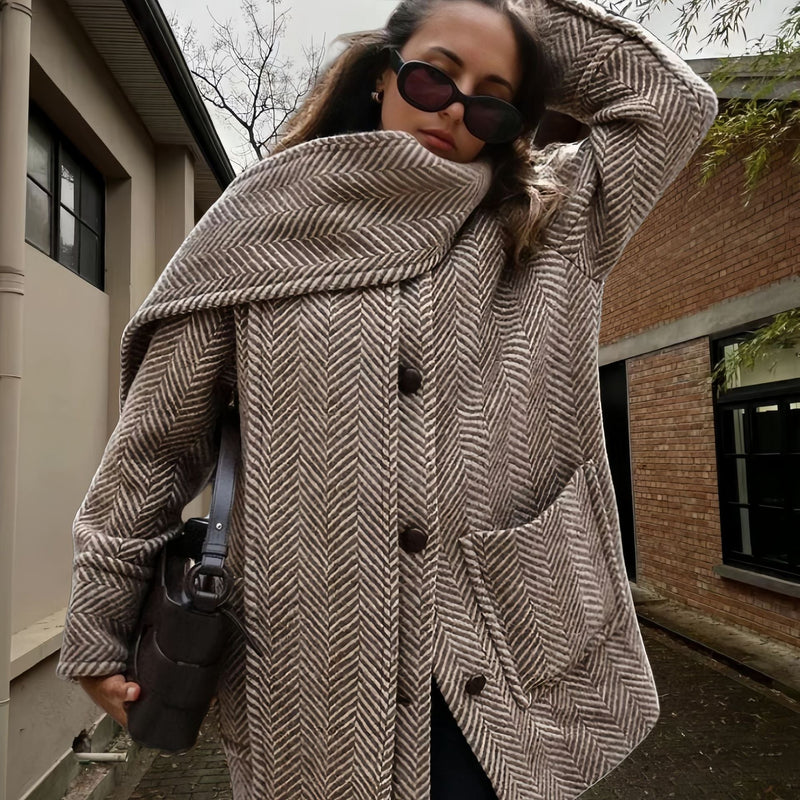Mujer con el abrigo Lanier gris de espiga, con el cuello amplio sobre los hombros
