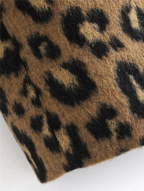 Detalle del estampado de leopardo del abrigo Frida