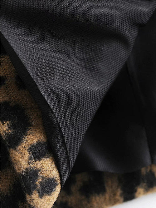 Detalle del forro negro del abrigo de leopardo Frida