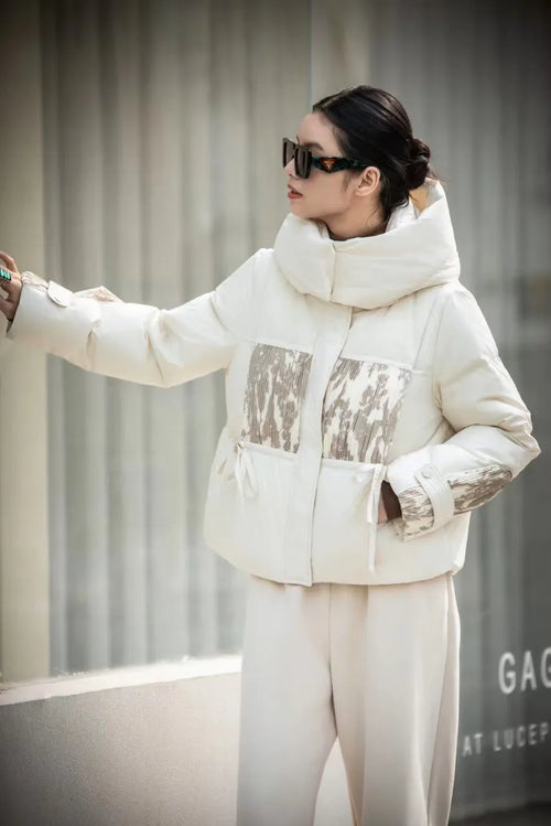 Bolsillos delanteros con cinta de la chaqueta Elvy en blanco