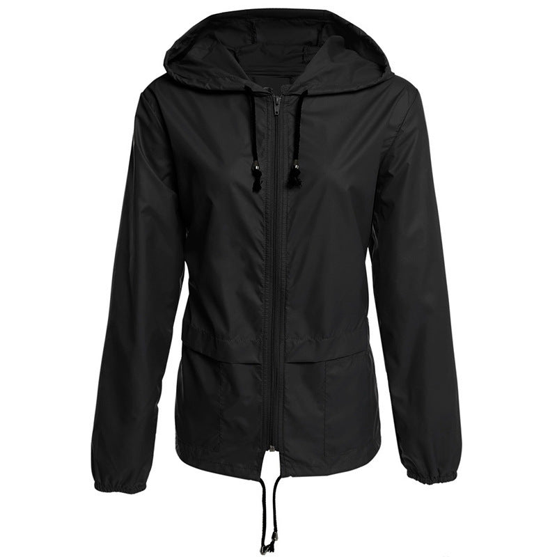 Chaqueta impermeable Elarat en negro, con capucha, cremallera y cordón en la cintura