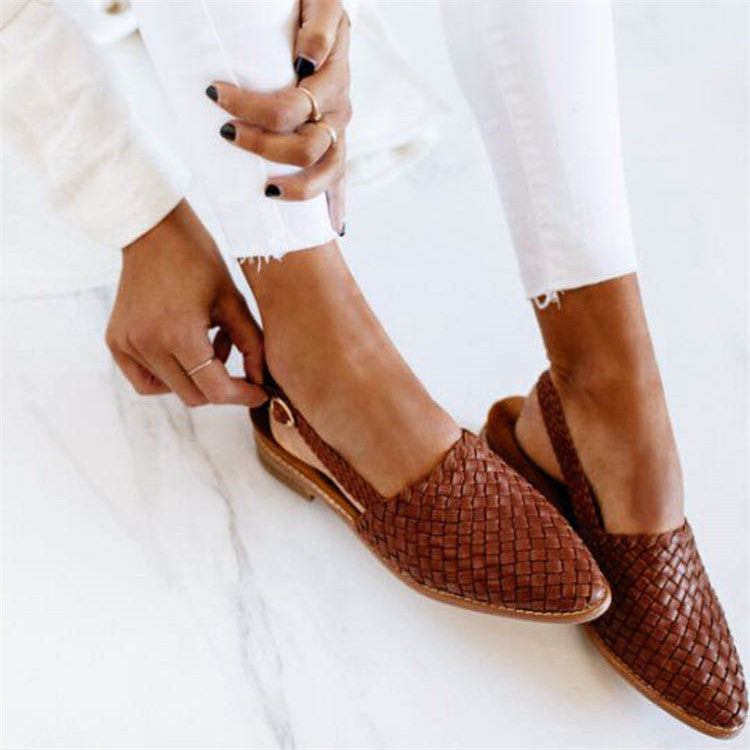 Zapatos trenzados Bianca en marrón oscuro con tira trasera en el talón, puestos con pantalón blanco