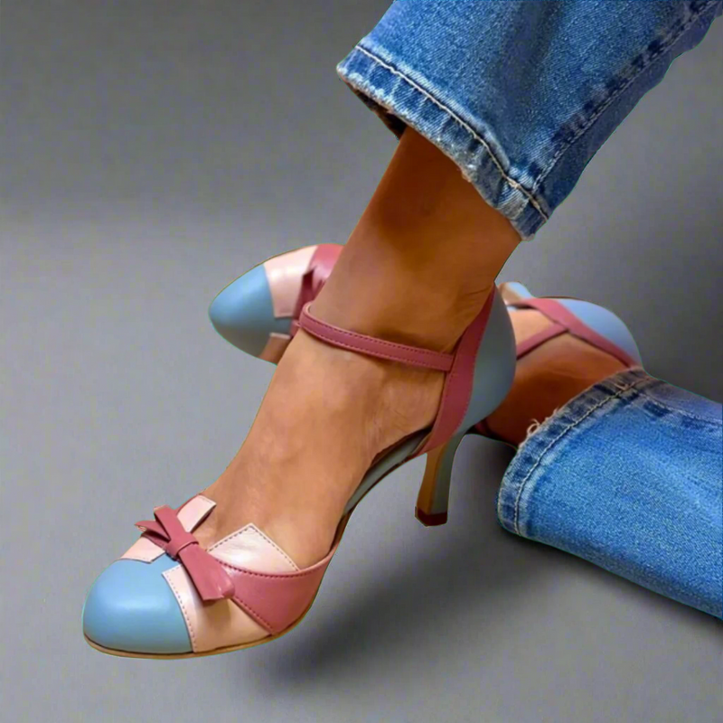 Sandalias Wunlisa de tacón fino con tira al tobillo y lazo, con la punta en azul, puestas con unos vaqueros