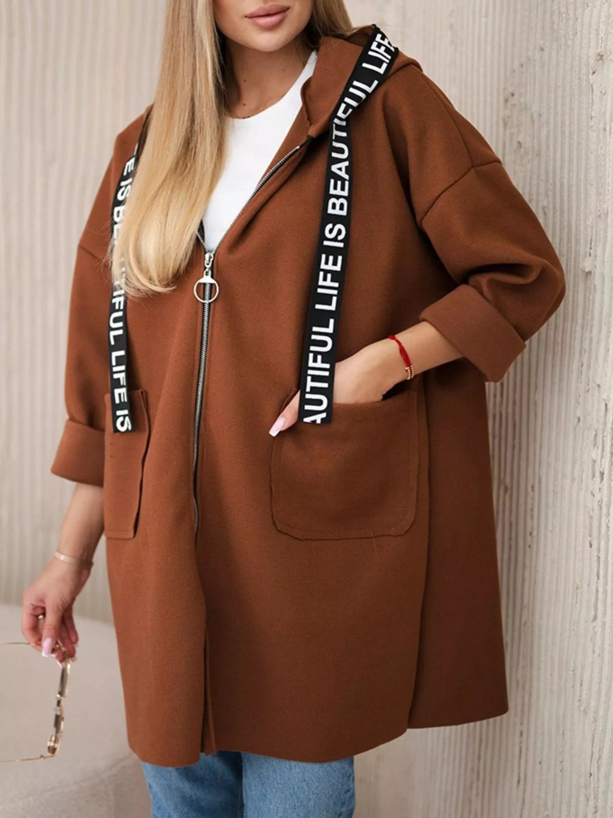 Abrigo con capucha moderna para mujer - Nelya