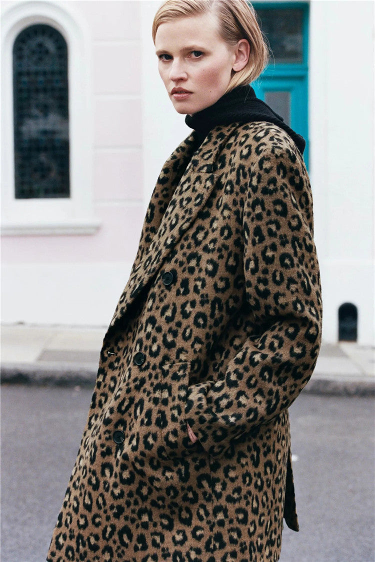 Mujer por la calle con el abrigo de leopardo Frida de corte recto y jersey negro de cuello alto