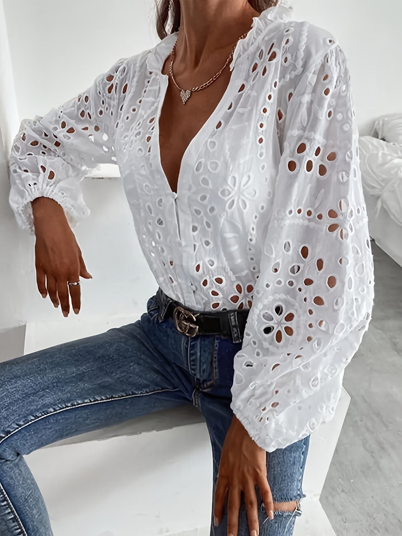 Blusa Bordada de Mujer con Encaje Delicado