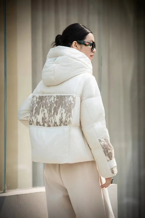 Capucha amplia de la chaqueta Elvy en blanco, vista por detrás