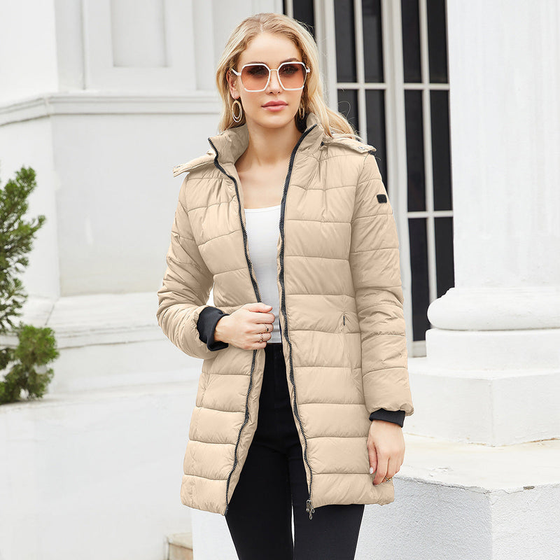 Cazadora larga Naelle en beige, puesta, con capucha y cremallera