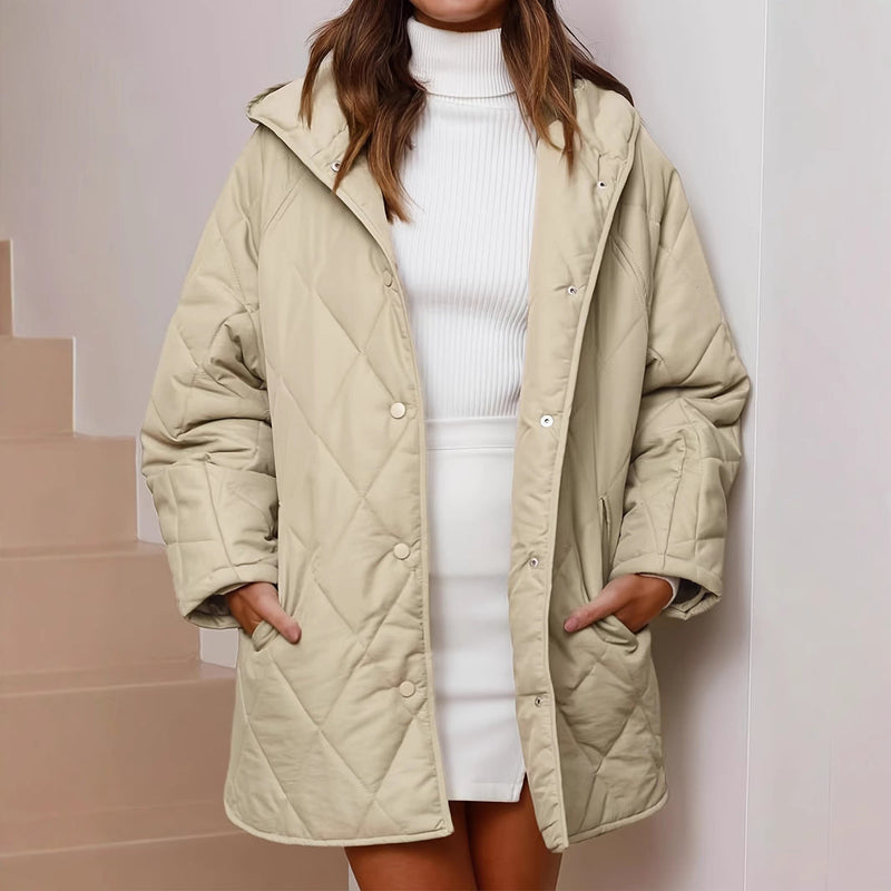 Chaqueta efecto acolchado Yvianne en tono claro, con capucha y botones, puesta