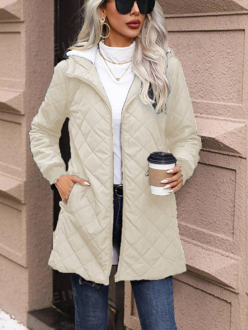 Mujer con el abrigo acolchado Seriane en beige, con capucha y cremallera