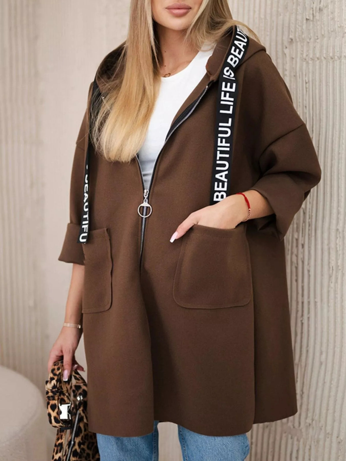 Abrigo con capucha moderna para mujer - Nelya