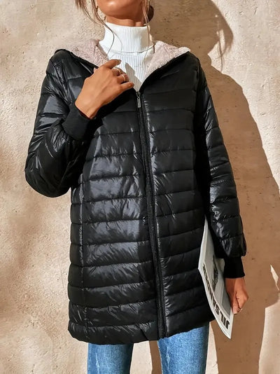 Chaqueta Carole en negro con la cremallera cerrada