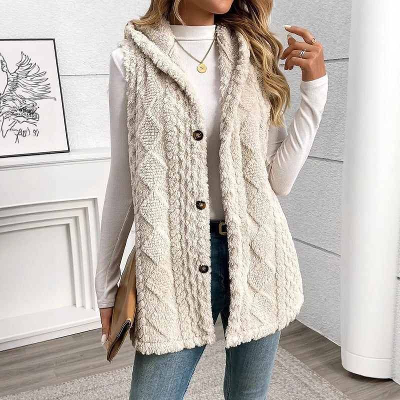 Chaleco Aria en beige, con capucha y botones, puesto sobre un jersey blanco