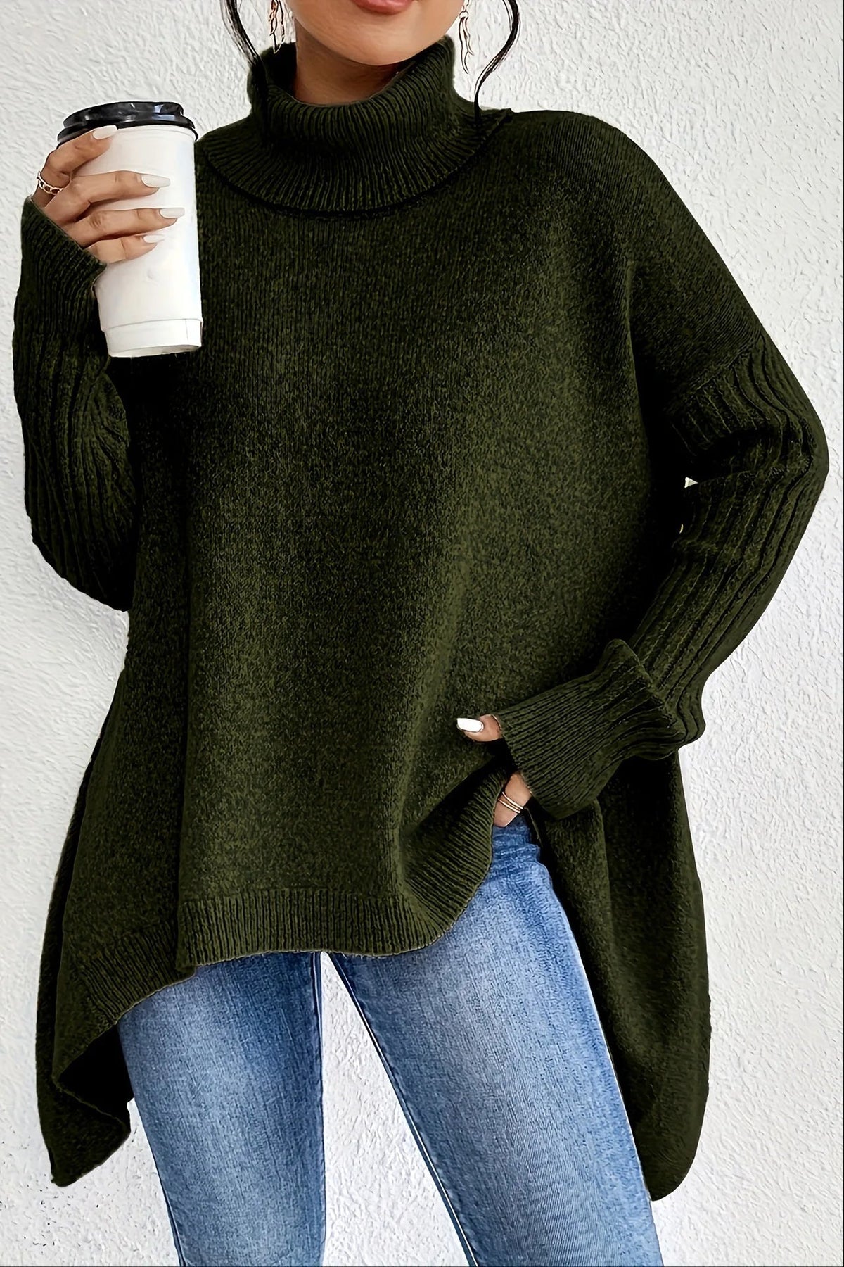 Suéter oversize de mujer con cuello alto y dobladillo asimétrico