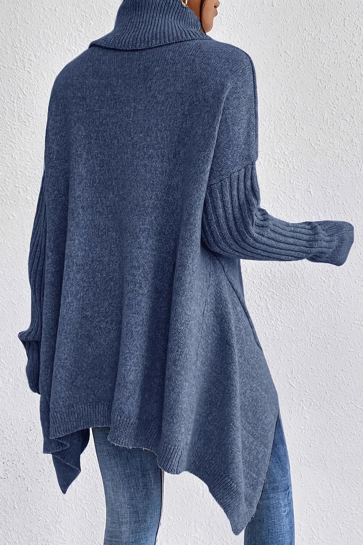 Suéter oversize de mujer con cuello alto y dobladillo asimétrico