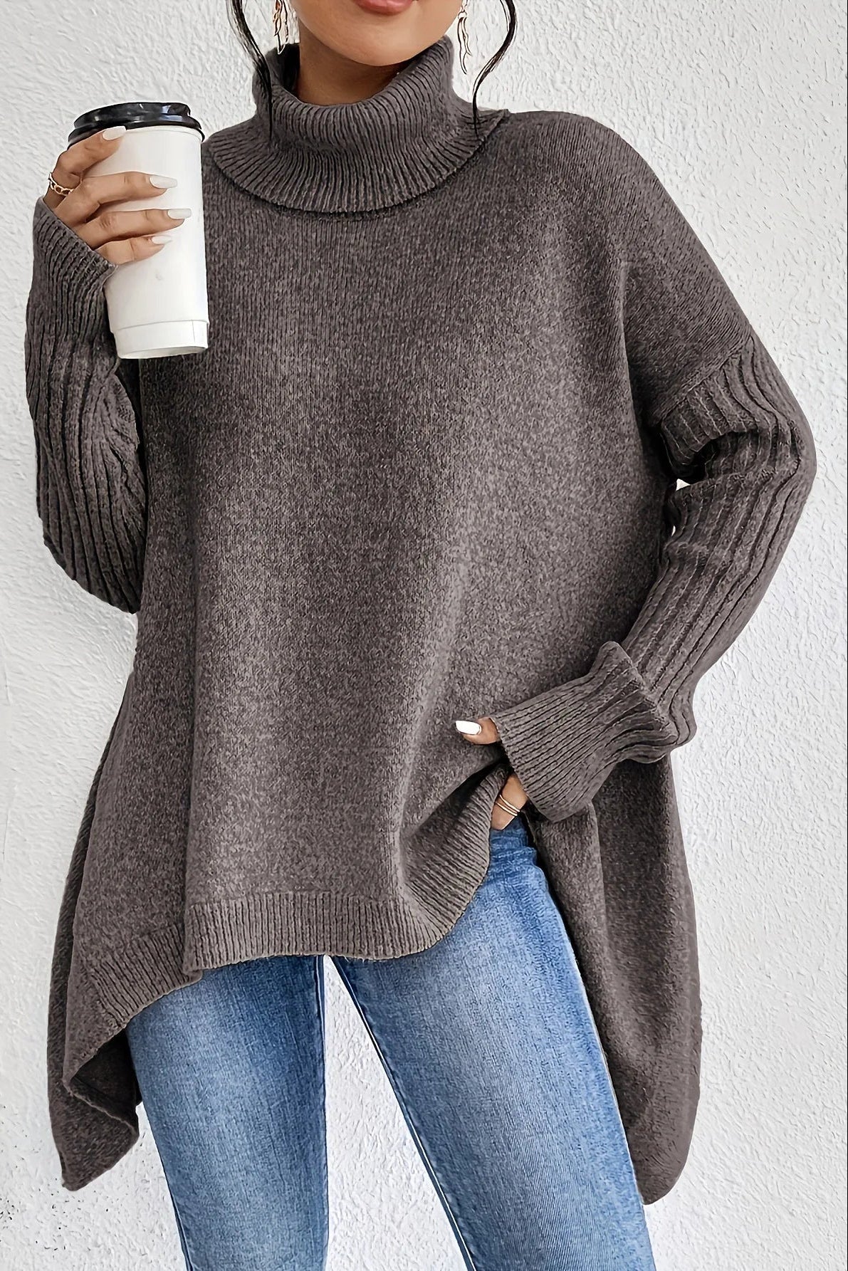 Suéter oversize de mujer con cuello alto y dobladillo asimétrico
