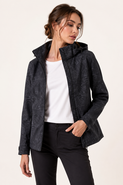 Chaqueta Fassher en negro, abierta sobre una camiseta blanca