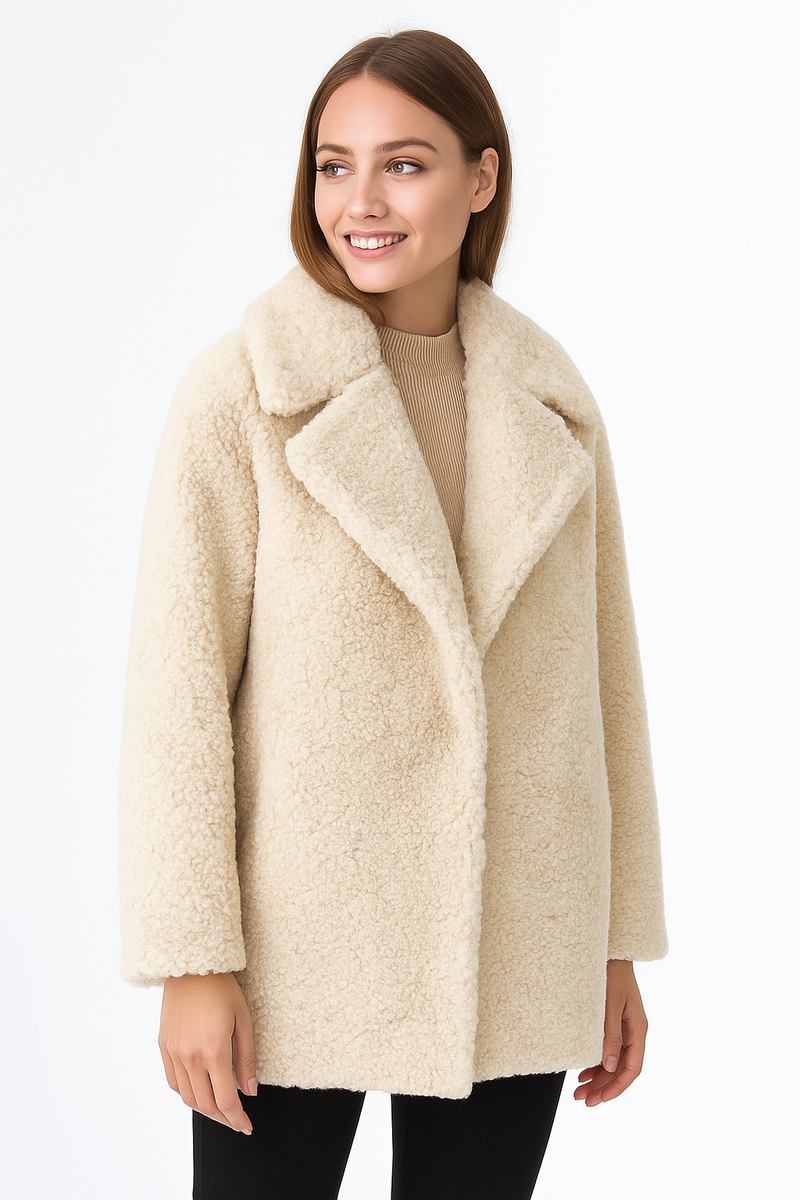 Mujer sonriendo con el abrigo teddy Arwena en blanco, con solapa amplia