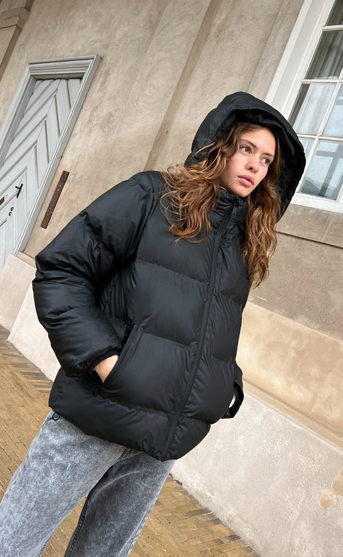 Capucha levantada de la chaqueta Noelle, puesta