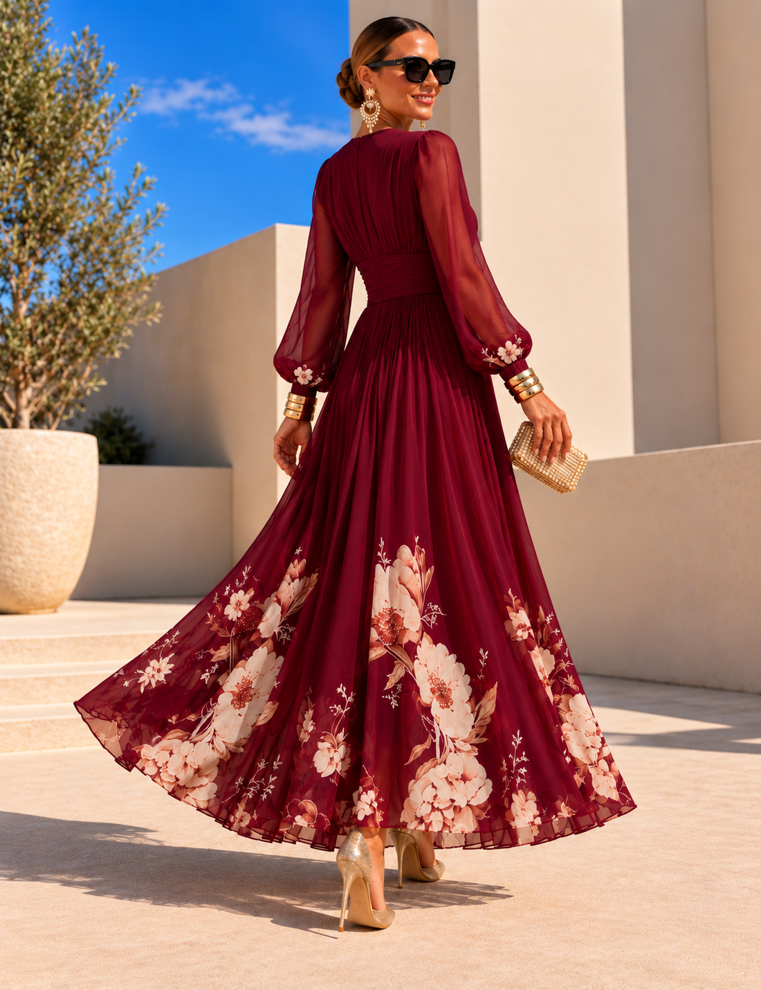 Vestido de gasa floral color vino, visto de espaldas con la falda al viento