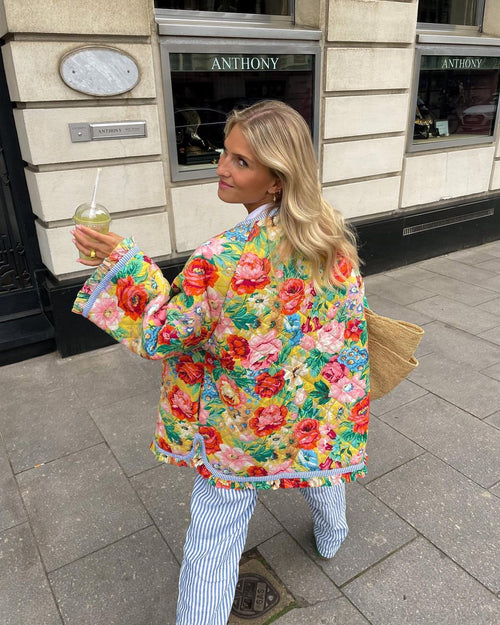 Mujer con la parka floral Miranda por la calle