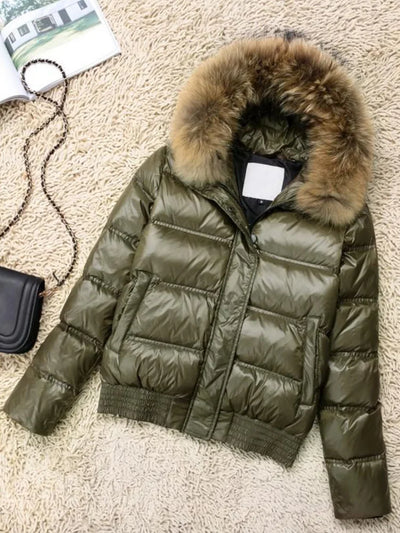 Chaqueta Romantza en verde, con la capucha de ribete peludo