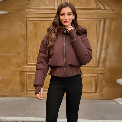 Chaqueta Avenil en marrón, de frente, con cuello alto y cordones en la cintura