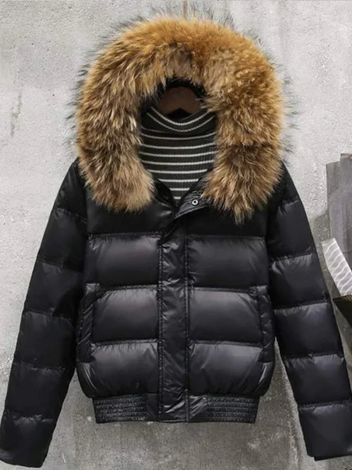 Cierre frontal con solapa y broche de la chaqueta Romantza en negro