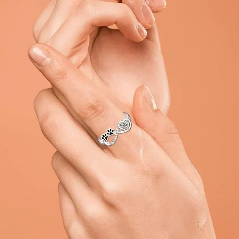 ÉCLAT | Anillo con Circonitas en Forma de Huella con Diseño de Corazón e Infinito