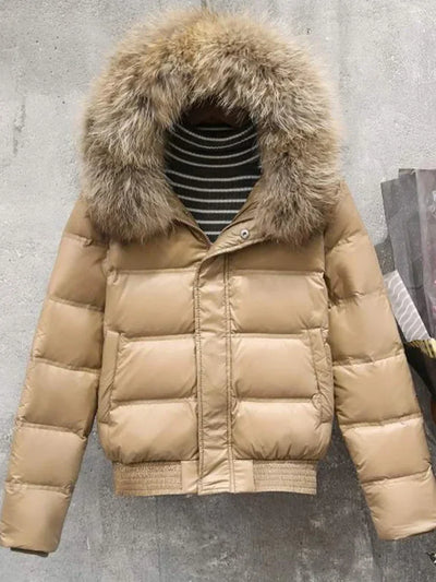 Chaqueta Romantza en caqui, con ribete peludo en la capucha