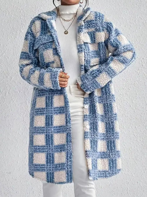 Abrigo Sereane abierto, con los cuadros azules y blancos y el cuello amplio