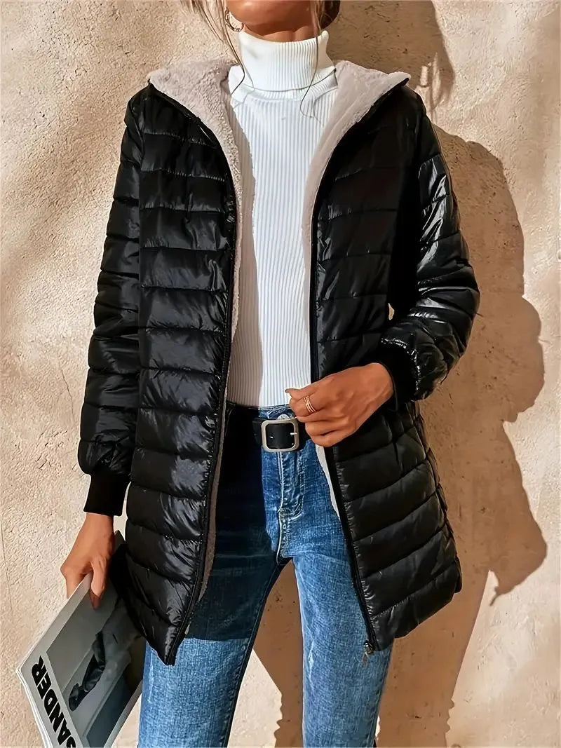 Chaqueta Carole en negro, abierta, con el forro polar visible