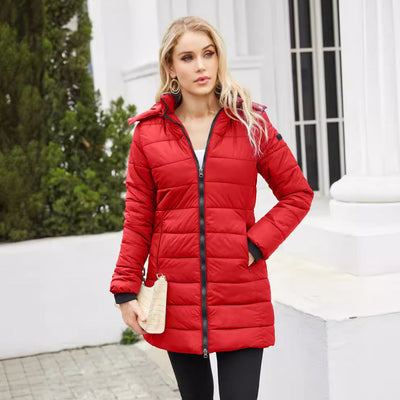 Cazadora Naelle en rojo, puesta, con la cremallera cerrada