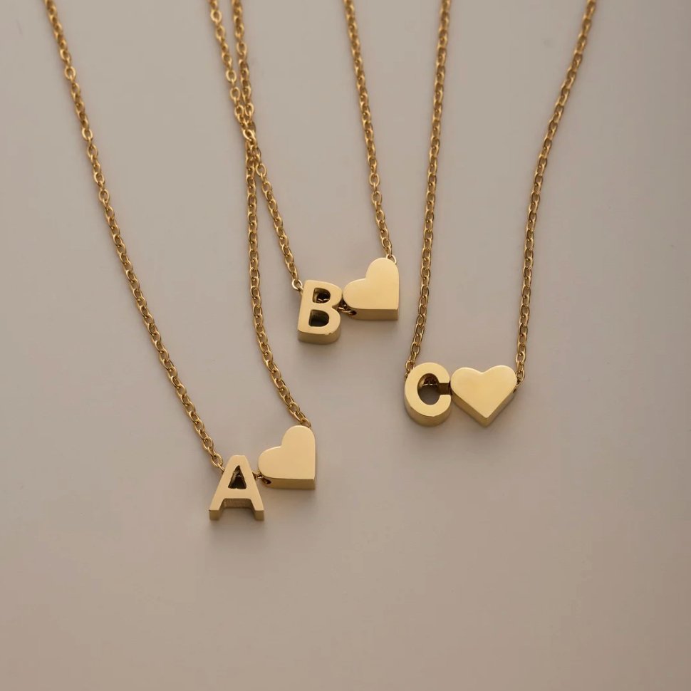 Collar Inicial Atemporal con Corazón