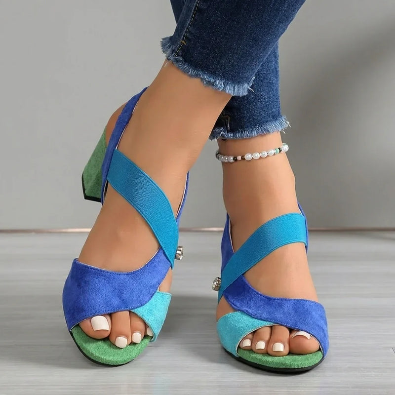 Sandalias Bella en azul con turquesa y verde, con tiras cruzadas y puntera abierta, con vaqueros deshilachados