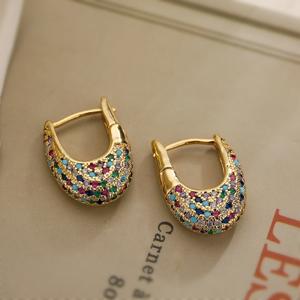 ÉCLAT | Aretes Elegantes con Incrustaciones de Oro Multicolor