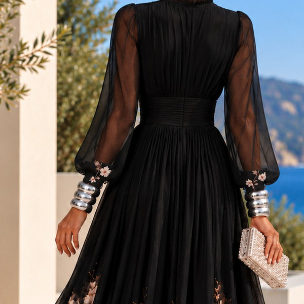 Vestido negro visto por detrás con la cintura fruncida